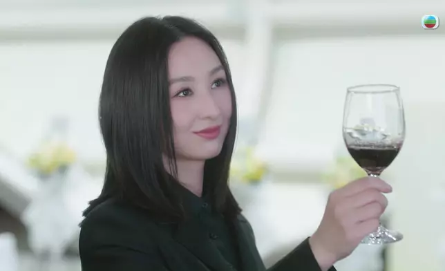 嚟到今季，四位「新聞Queen」由一支水幾個人飲、變成一支酒幾個人飲。