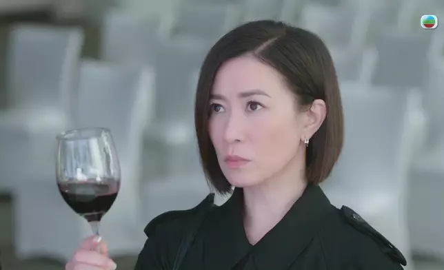 嚟到今季，四位「新聞Queen」由一支水幾個人飲、變成一支酒幾個人飲。