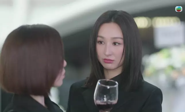 嚟到今季，四位「新聞Queen」由一支水幾個人飲、變成一支酒幾個人飲。