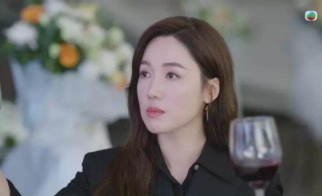 嚟到今季，四位「新聞Queen」由一支水幾個人飲、變成一支酒幾個人飲。