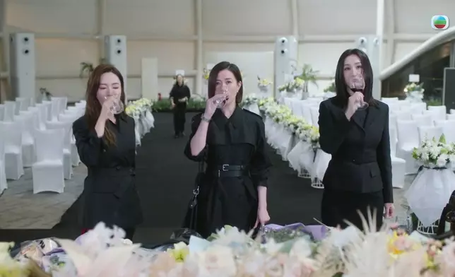 嚟到今季，四位「新聞Queen」由一支水幾個人飲、變成一支酒幾個人飲。