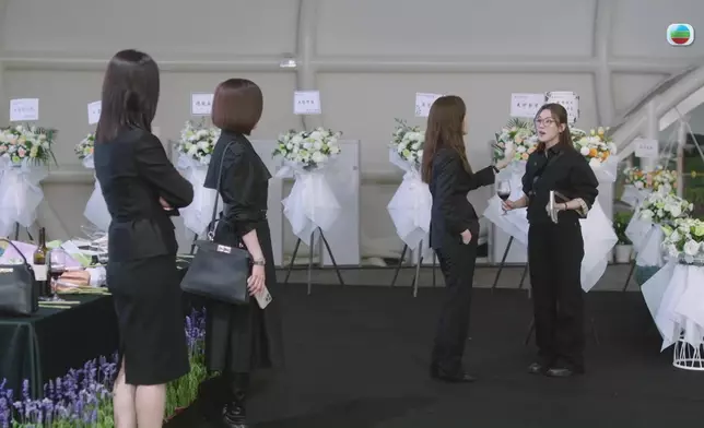 嚟到今季，四位「新聞Queen」由一支水幾個人飲、變成一支酒幾個人飲。