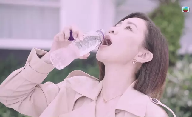 當年飲水名場面。