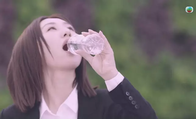 當年飲水名場面。