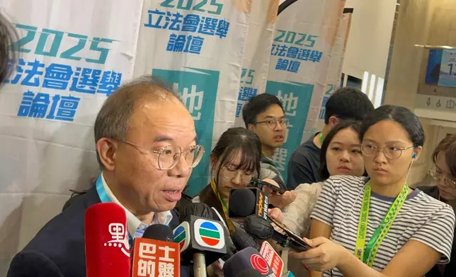 曾國衞指論壇無論是氣氛、候選人表現或互動都不錯，達致當局的目標。巴士的報記者攝