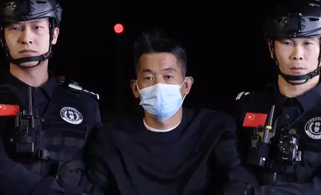 佘智江被帶走。新華社圖片