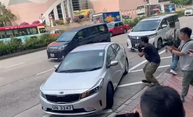 相信載着疑犯的車輛駛入西九龍總區警察總部。巴士的報記者攝