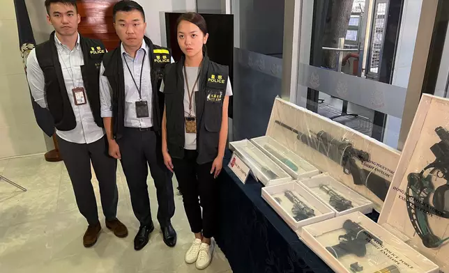 西九龍總區刑事部署理高級警司賈錦林（中）展示證物。