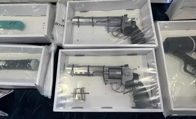 檢獲的懷疑仿製槍械。