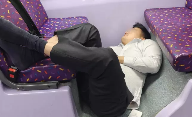 一時就蜷曲在座位底，或躺睡在車廂走廊間，就連手機也跌落在地上。FB圖片