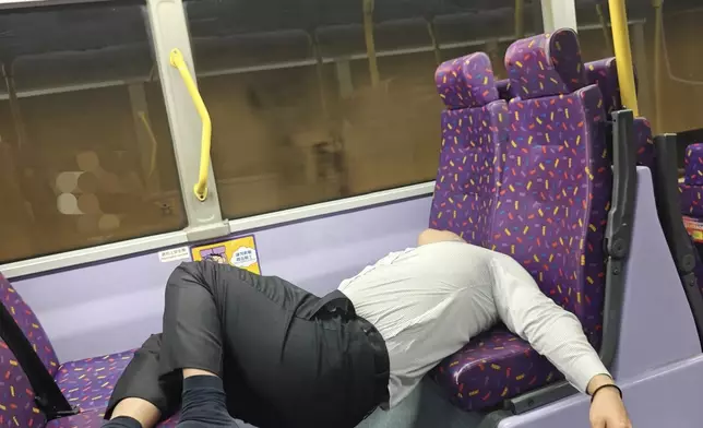 男子一時擺出高難高睡姿，身體橫跨兩個座位，屁股凌空。FB圖片