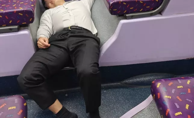 一名男子疑飲醉酒至不省人事，整個人癱睡在座椅間至總站。FB圖片