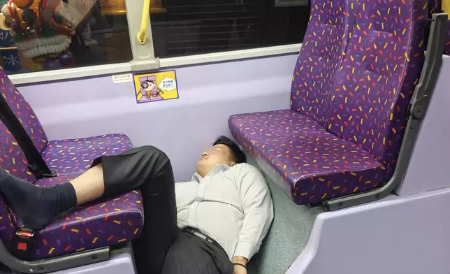 一名男子疑飲醉酒至不省人事，癱睡在車廂內。FB圖片