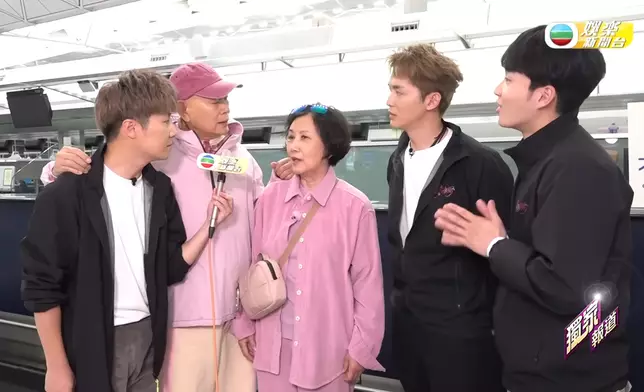 家英哥搞笑地撩阿姐影結婚相：不如影啲結婚相呀，民族結婚相喎！