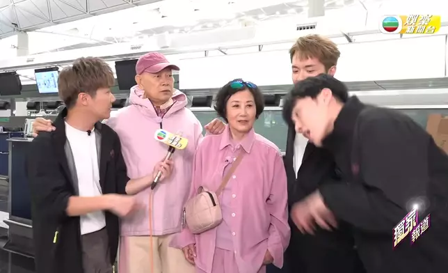 而配合扮演被嚇退野狗的周嘉洛亦極之入戲，場面Funny。