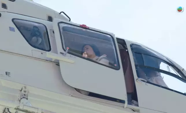 阿佘真係去到高空先至打開個直升機門。