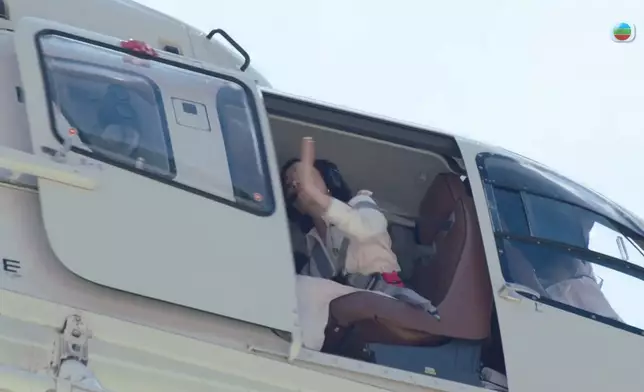 阿佘真係去到高空先至打開個直升機門。
