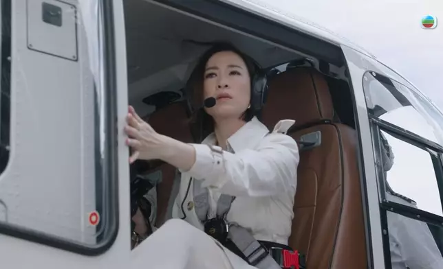 阿佘真係去到高空先至打開個直升機門。