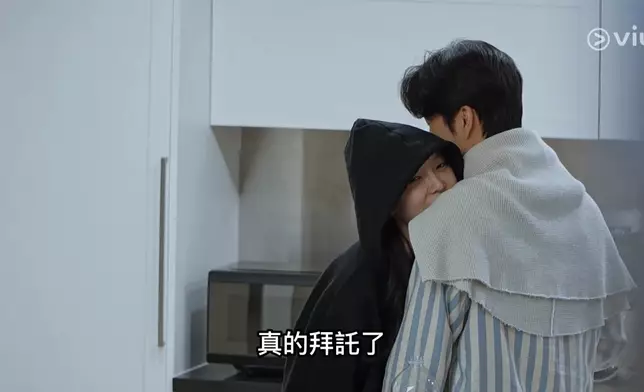 前度戀人伯賢和賢智從深夜聊到早上。