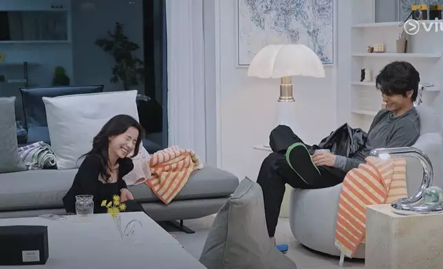 洪智妍、金宇珍。