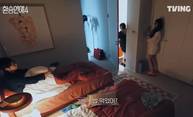 第七集朴智賢和鄭元奎在房間對談時，出現這幕非常戲劇性的場面。TVING影片截圖