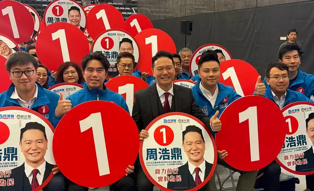 1號周浩鼎與助選團隊。巴士的報記者攝