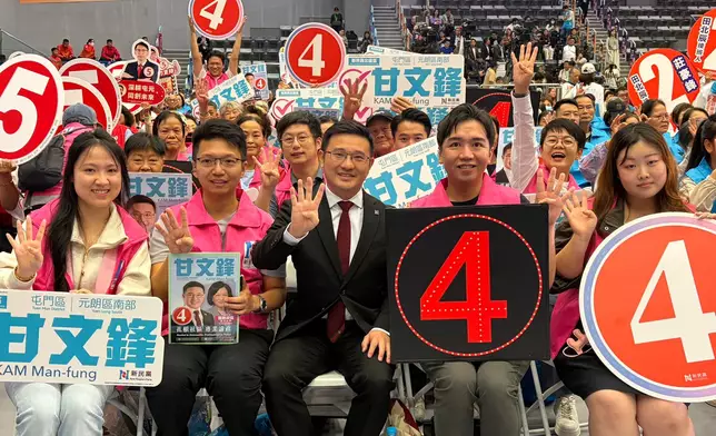 4號甘文鋒與助選團隊。巴士的報記者攝