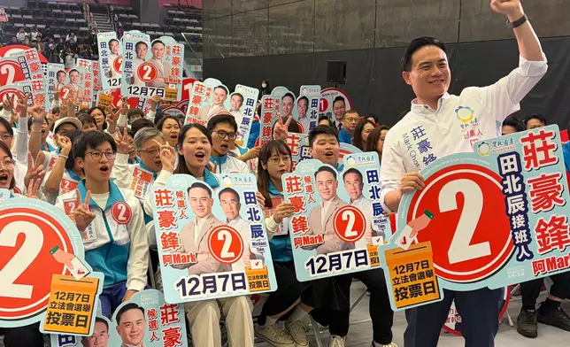 2號莊豪鋒與助選團隊。巴士的報記者攝