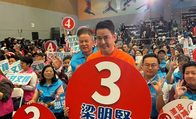 3號梁明堅與助選團隊。巴士的報記者攝