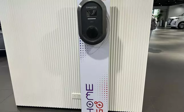 劉學亮表示正在探討香港充電網絡的實際情況。巴士的報記者攝