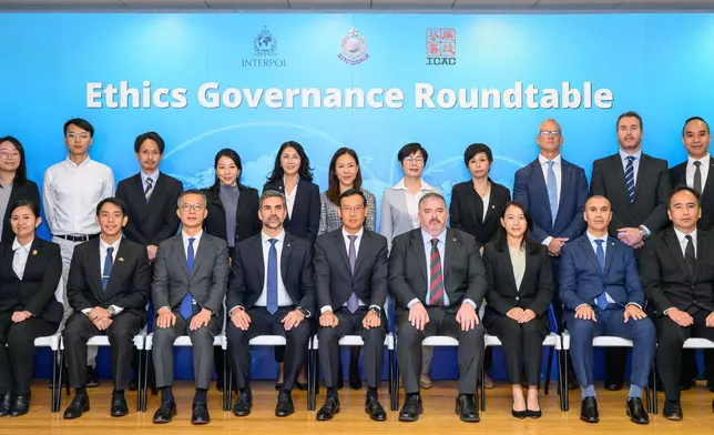 警務處副處長(管理)陳俊燊(前排右六)率警隊代表與國際刑事警察組織代表團、廉政公署代表團及多國駐港領事及聯絡主任會吾。