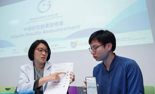 有別於「篤手指」驗血糖，糖尿病患者可透過「連續血糖監測儀」檢測，只需配載感測器，連接其他儀器後，可監測血糖水平。中大醫學院圖片