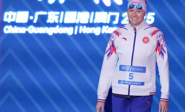 香港泳手何詩蓓在十五運會女子200米自由泳決賽，奪得冠軍。新華社圖片