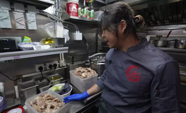 Steve炮製的粿條、扁食為老鄉解鄉愁。