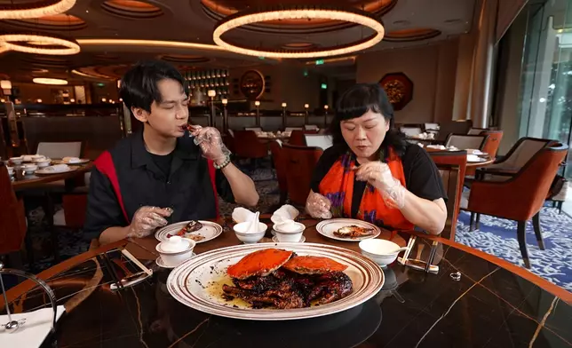 秘製黑椒斯里蘭卡大肉蟹啖啖肉。