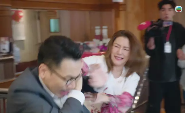 追住泰臣嚟打之餘