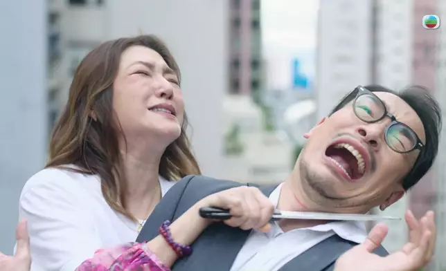 呢幕危站天台邊緣又係好激。