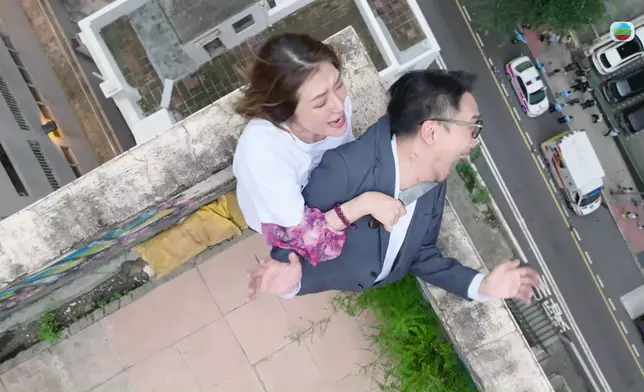 呢幕危站天台邊緣又係好激。