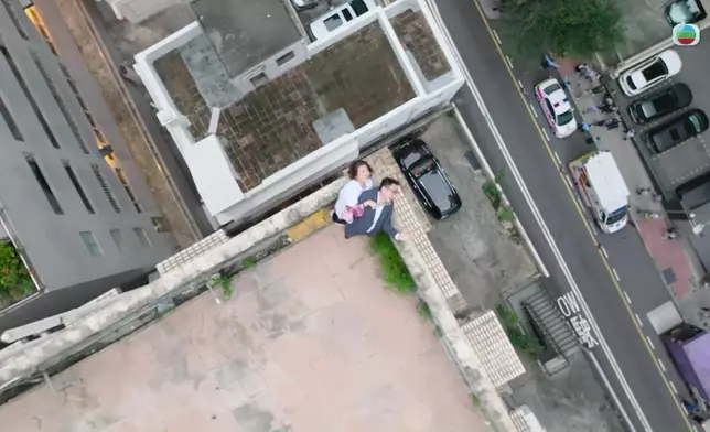 呢幕危站天台邊緣又係好激。