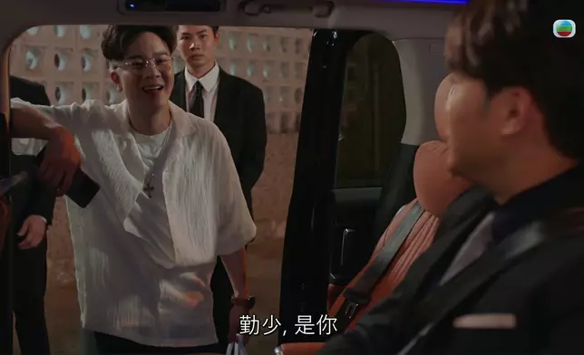 呢場戲，唐嘉麟聽到六千萬鬼咁掙扎、又貪貪心心咁樣，加上佢角色個底好花，網民都覺得佢會出賣陳曉華。