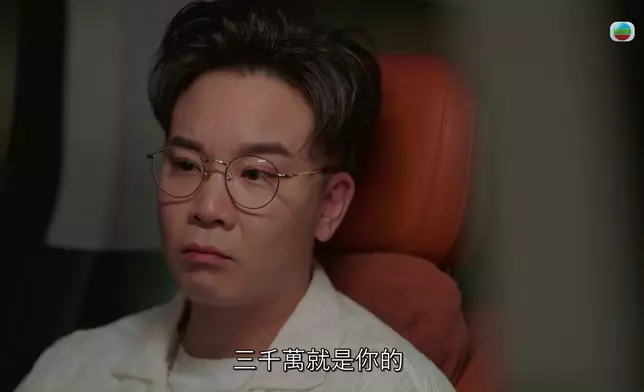 呢場戲，唐嘉麟聽到六千萬鬼咁掙扎、又貪貪心心咁樣，加上佢角色個底好花，網民都覺得佢會出賣陳曉華。