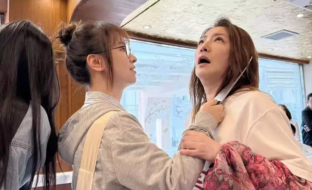 谷婭溦鏡頭後攞道具刀「降」實關寶慧，關寶慧連玩都好入戲。