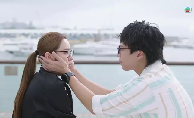 坤哥對敏奕使出「摸臉殺」絕技！