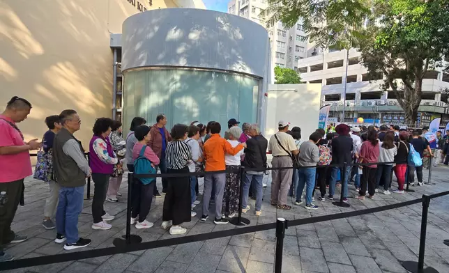 公眾人士排隊入場。巴士的報記者攝