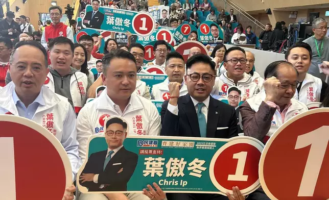 1號葉傲冬助選團。巴士的報記者攝