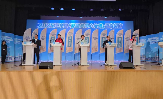 左起1號葉傲冬、2號李貞儀、3號方國珊、4號張美雄和5號陳志豪。巴士的報記者攝