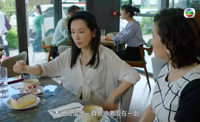 劇集《牛下女高音》飾演精明老闆娘。