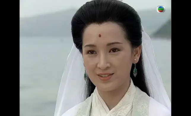 龔姐本身已是「氣質美人」，加上在《西遊記》（1996）中飾演觀音深入民心，今次搖身一變成「蛇蝎秋伯娘」絕對震撼觀眾。
