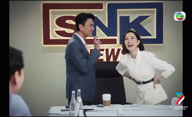 昨晚官方公開《新聞女王²》插曲MV，當中曝光了不少珍貴片段。