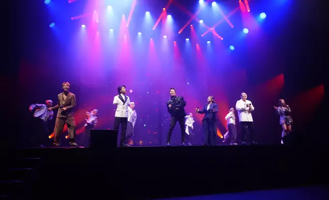 魔術師鄺健雄（Lawrence）與女兒鄺保恩（Priscilla）從「魔術箱」中神奇變出六位《中年好聲音》歌手。